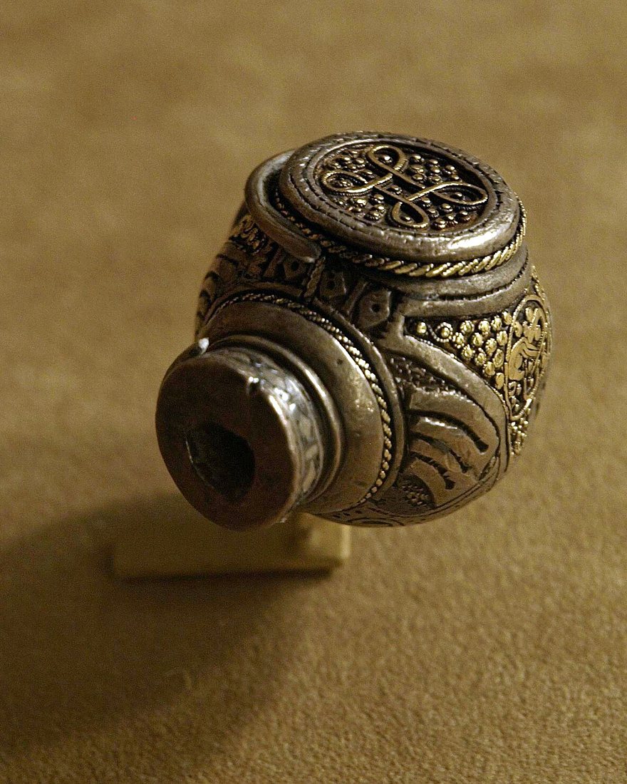 A historic ring made of gold and silver together