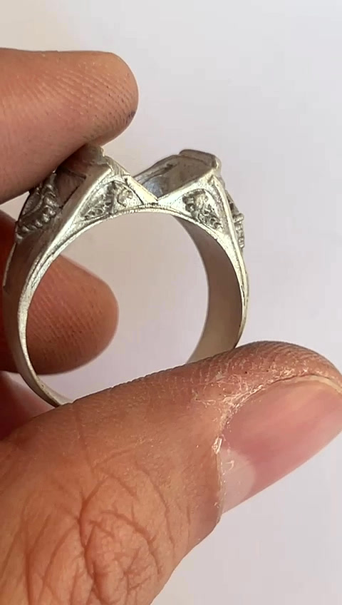 Silver signet ring with engraved shoulders in Argentium silver